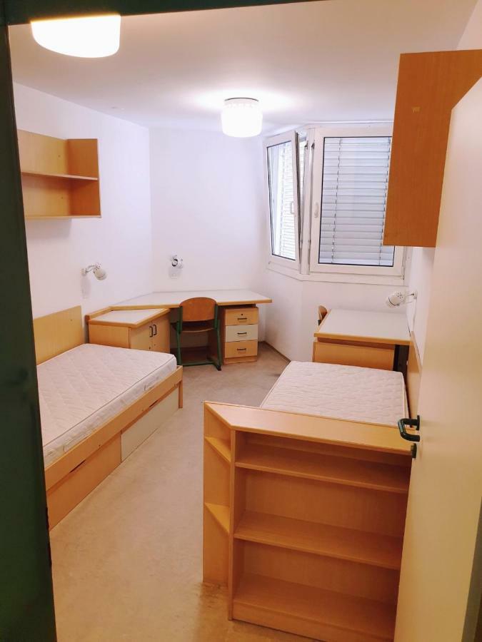 Summer Residence Hostel ลูบลิยานา ภายนอก รูปภาพ